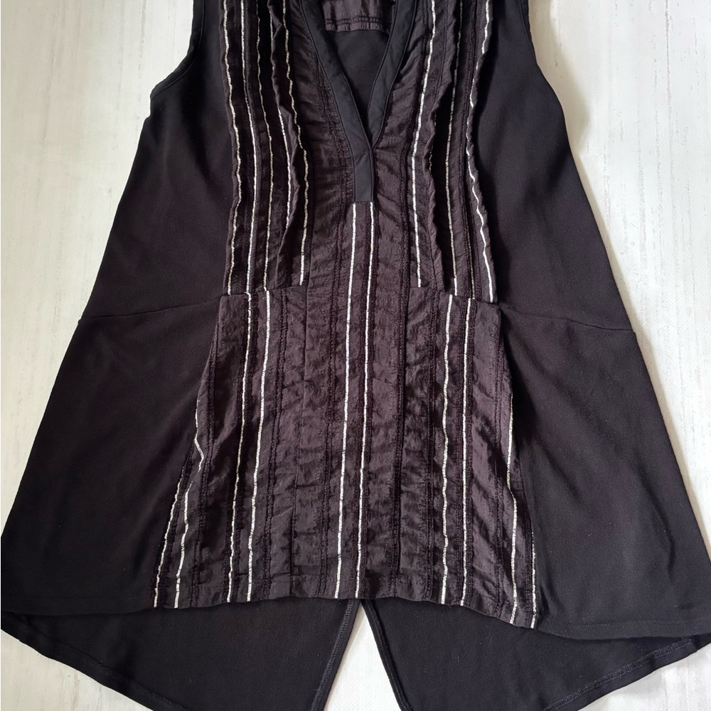 Anthropologie Deletta Sleeveless Black sz Med V-Neck Top w/ Contrast Stitching